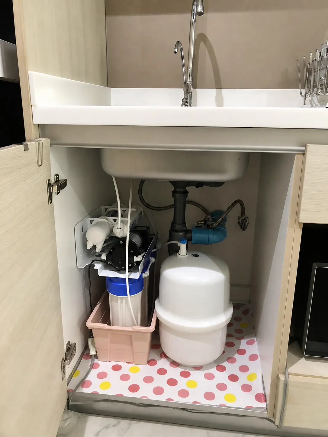 キッチンのシンク下に設置したRO浄水器本体と貯水タンク