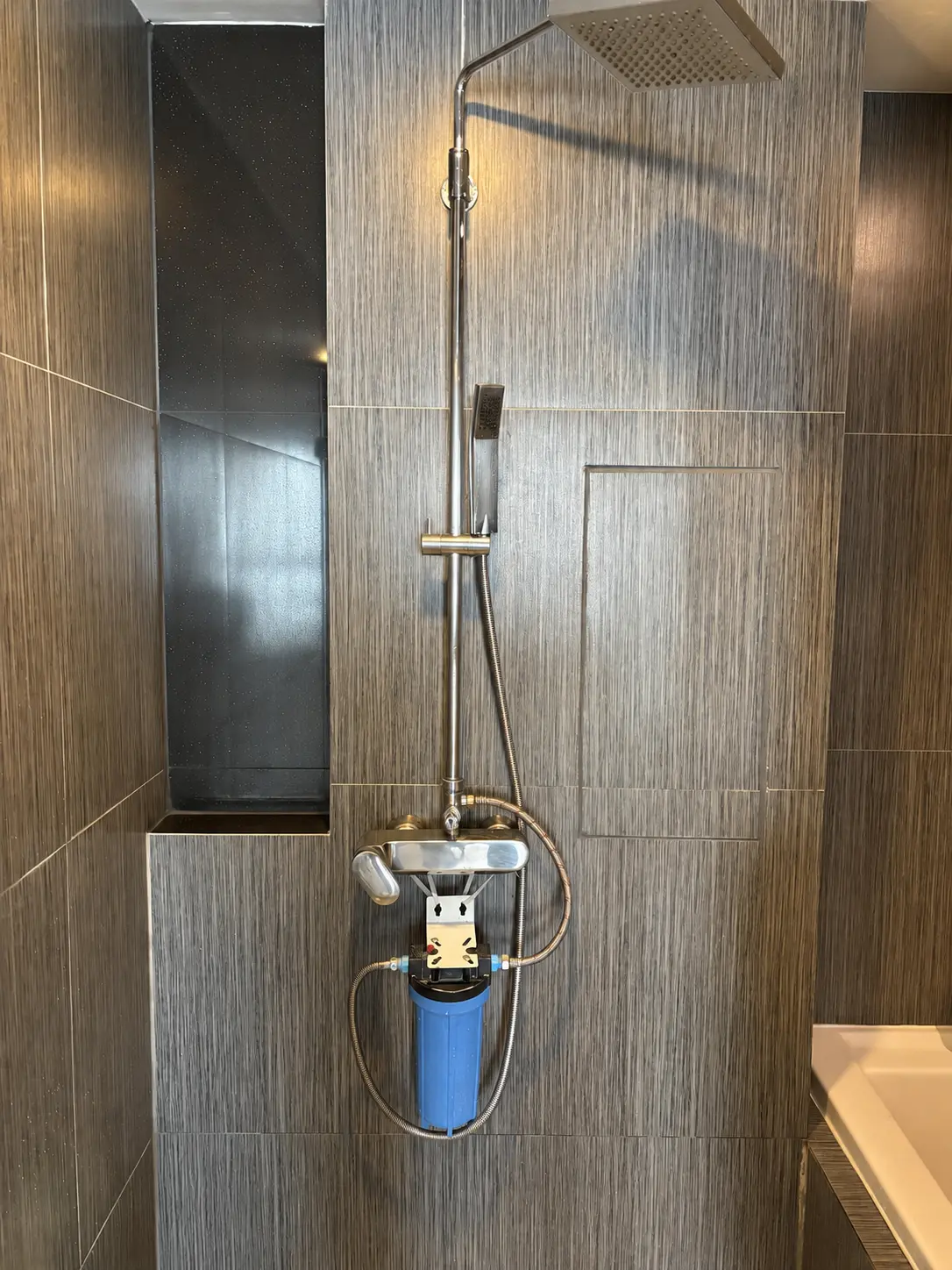 シャワー水栓の下に設置したシャワー用軟水器